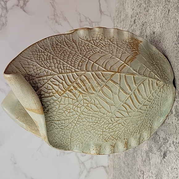 Textured Leaf Patterned Ceramic Vase - Picture 4 of 8